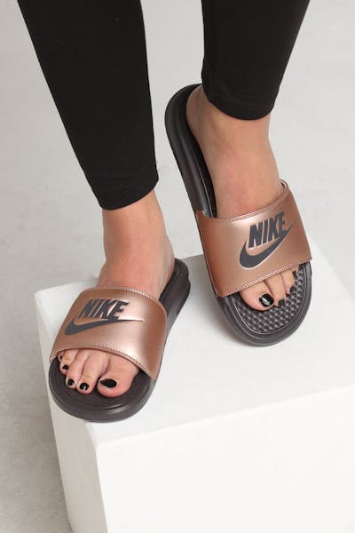 Nike WOMEN'S BENASSI "JUST DO IT." Bronze