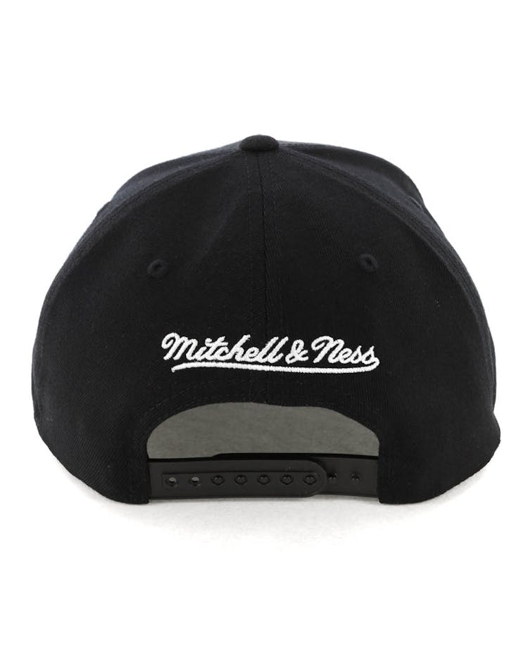 Mitchell & Ness Cleveland Cavaliers Checkerboard 110 Pinch Snapback Black