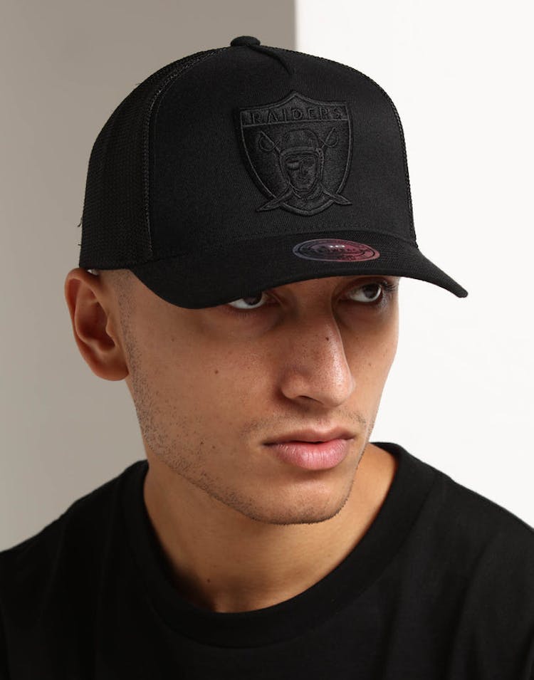 Mitchell & Ness Raiders 110 Snapback Trucker Black/Black