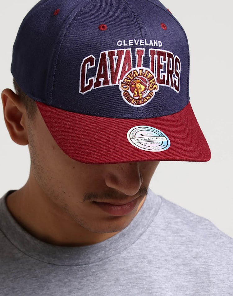 Mitchell & Ness Cleveland Cavaliers HWC Arch 110 Snapback Navy/Maroon