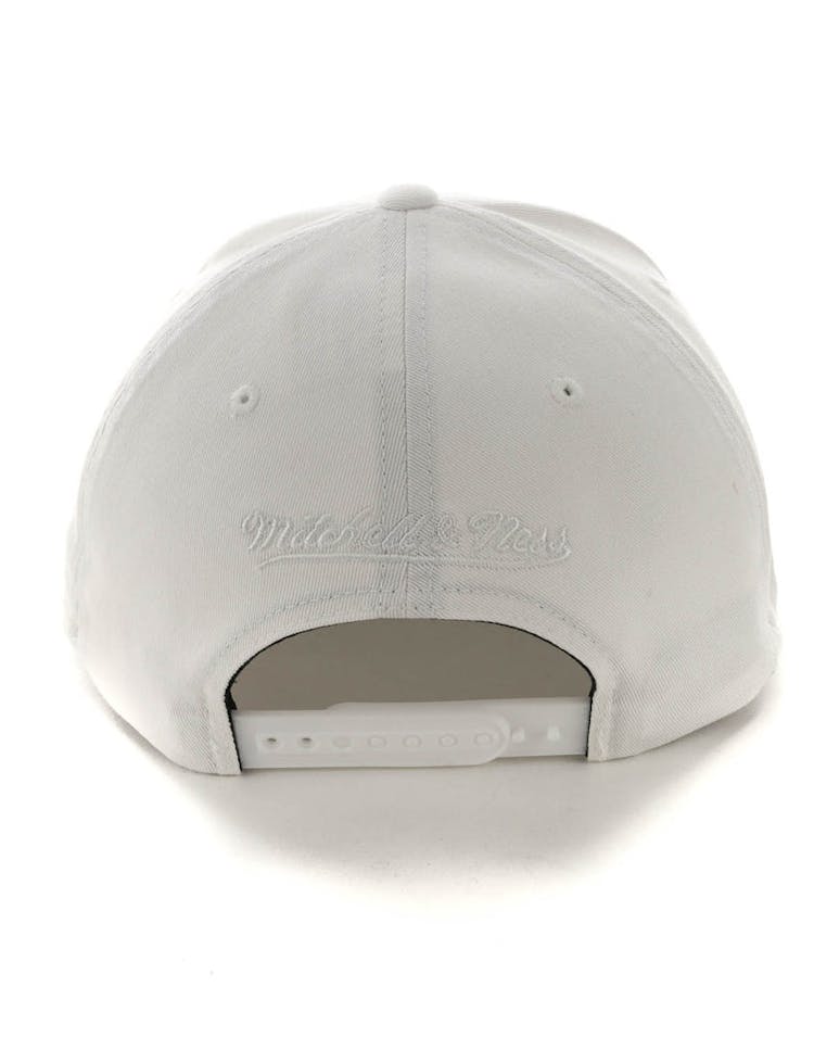 Mitchell & Ness Cleveland Cavaliers Basic Script 110 Snapback White/Black