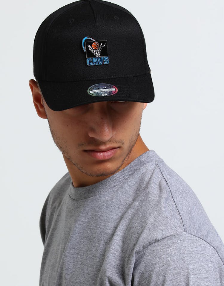 Mitchell & Ness Cleveland Cavaliers Metal Badge Pinch 110 Snapback Black