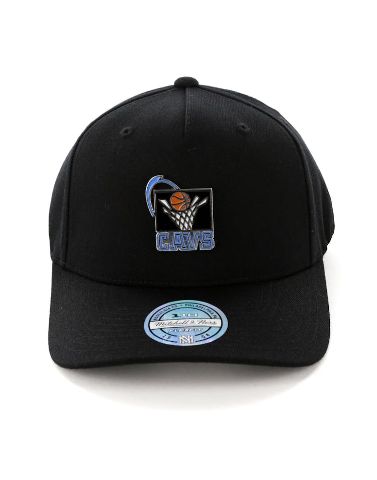 Mitchell & Ness Cleveland Cavaliers Metal Badge Pinch 110 Snapback Black