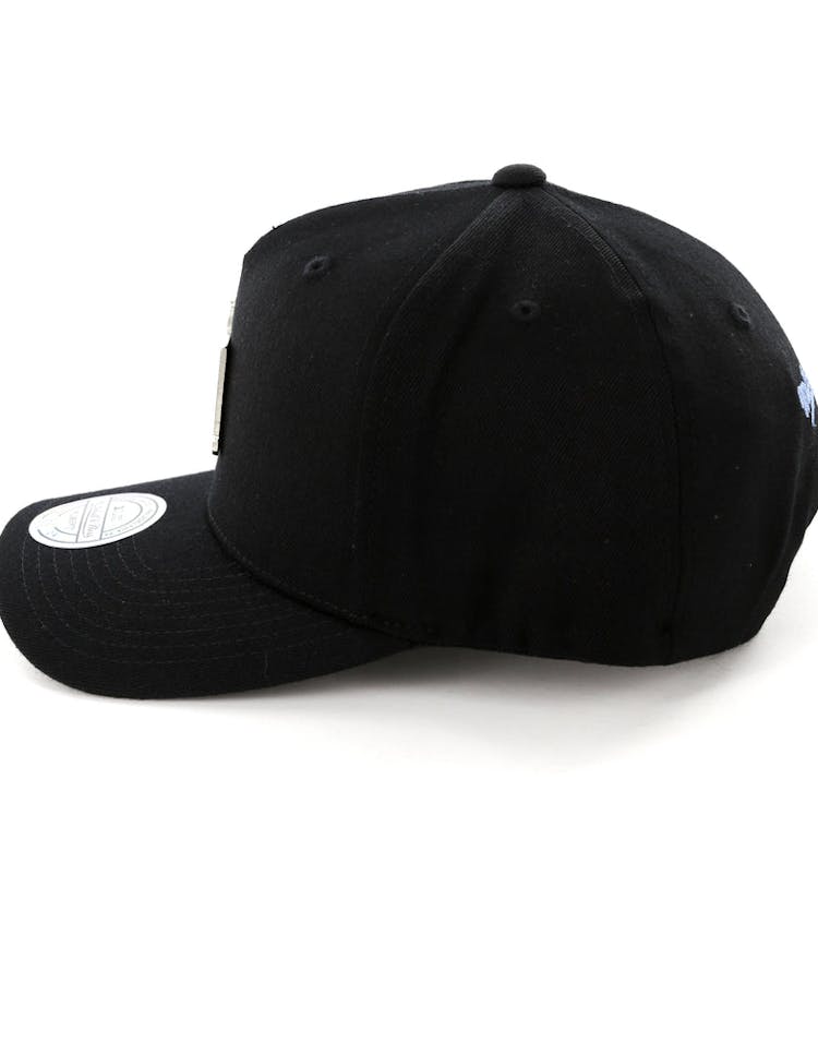 Mitchell & Ness Cleveland Cavaliers Metal Badge Pinch 110 Snapback Black